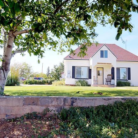 Hot Tub And Grandma'S Cottage, Charming And Nostalgic 블랜딩 외부 사진