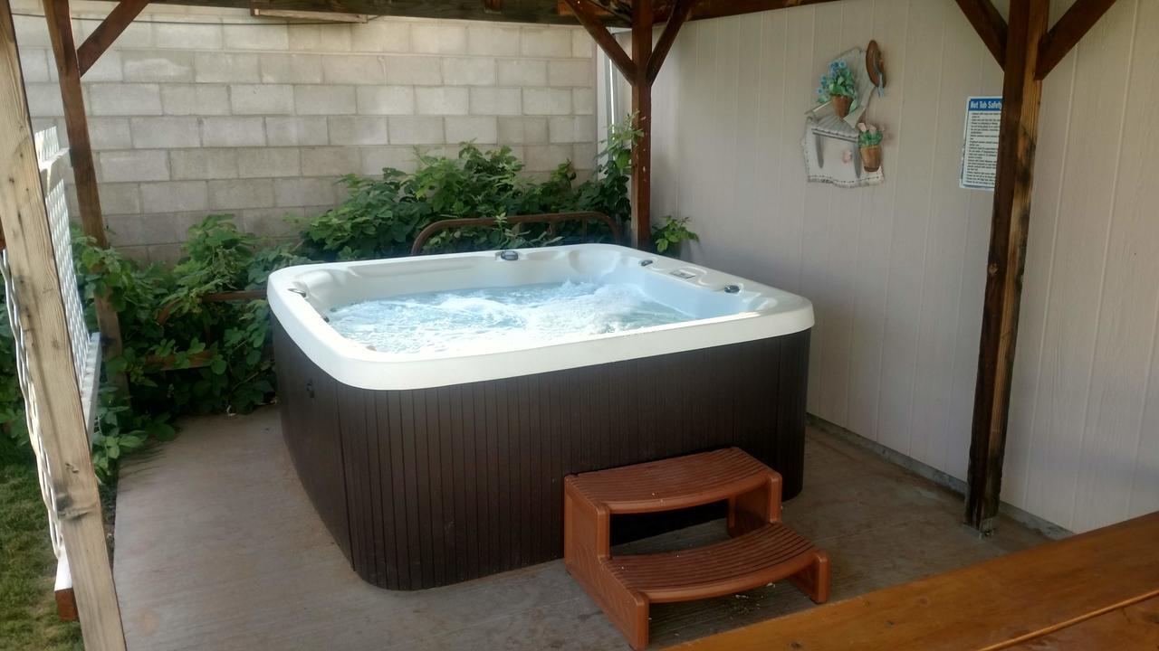 Hot Tub And Grandma'S Cottage, Charming And Nostalgic 블랜딩 외부 사진
